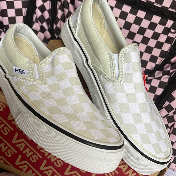 Vans WMNS CLASSIC SLIP-ON 
(CHECKERBOARD) BLUE FLOWER 
VN0A38F7QCL
Sneakers - Picture 8 of 16